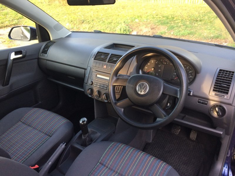 VOLKSWAGEN POLO