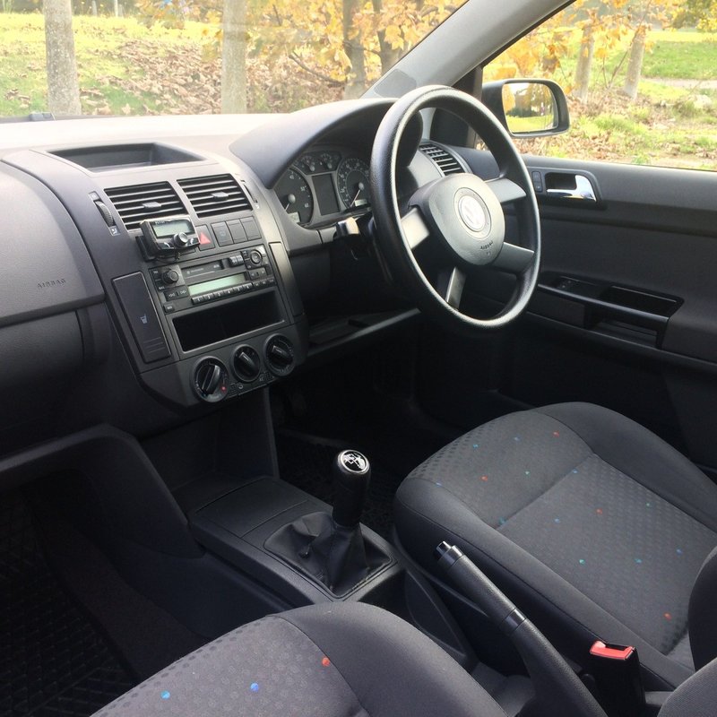 VOLKSWAGEN POLO