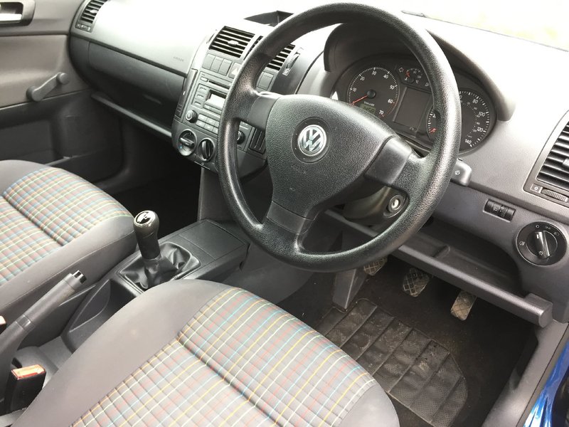 VOLKSWAGEN POLO