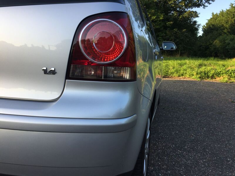 VOLKSWAGEN POLO